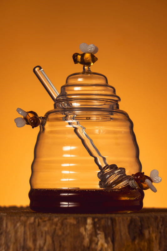 Meleira de vidro com pequenas abelhas de enfeite