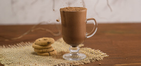 Taça de capuccino cheia sobre um pedaço de tecido juta e cookies ao lado