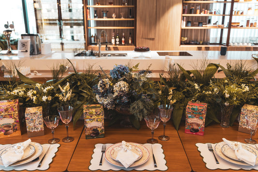 Mesa posta de Páscoa com as linhas Botanique e Florescer