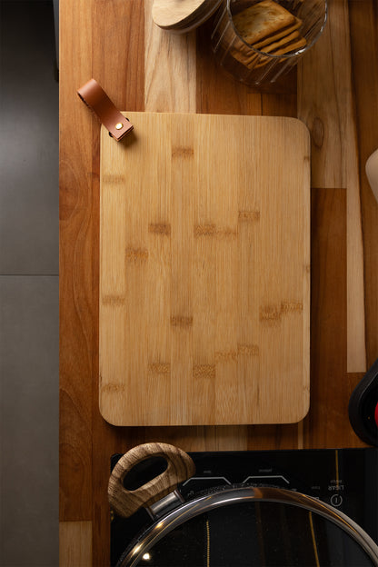 Tábua de Corte Retangular com Alça em Couro Ecológico 31cm x 21cm x 1cm Bambu - Wolff