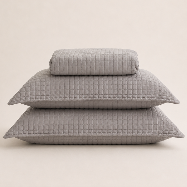 Colcha Matelassê Quadrat Casal com 2 Porta Travesseiros Cinza Microfibra - Lyor