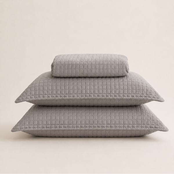 Colcha Matelassê Quadrat Queen com 2 Porta Travesseiros Cinza Microfibra - Lyor